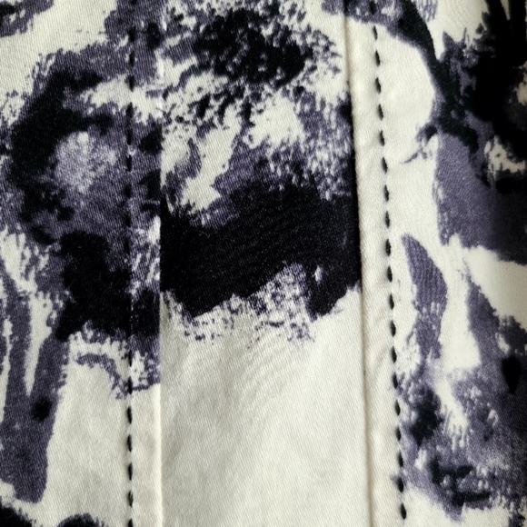 Covington black & white floral skirt, size 12, fitted w/ zipper, black stiching - Picture 2 of 9